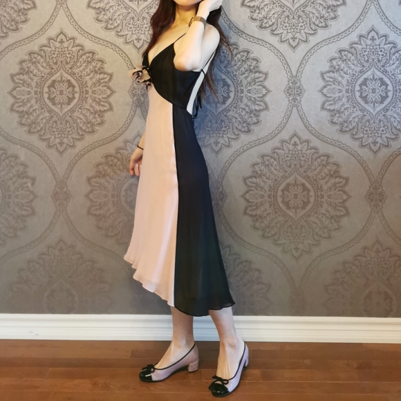 BCBG MaxAzria 100% silk dress with embellishment - Picture 3 of 8